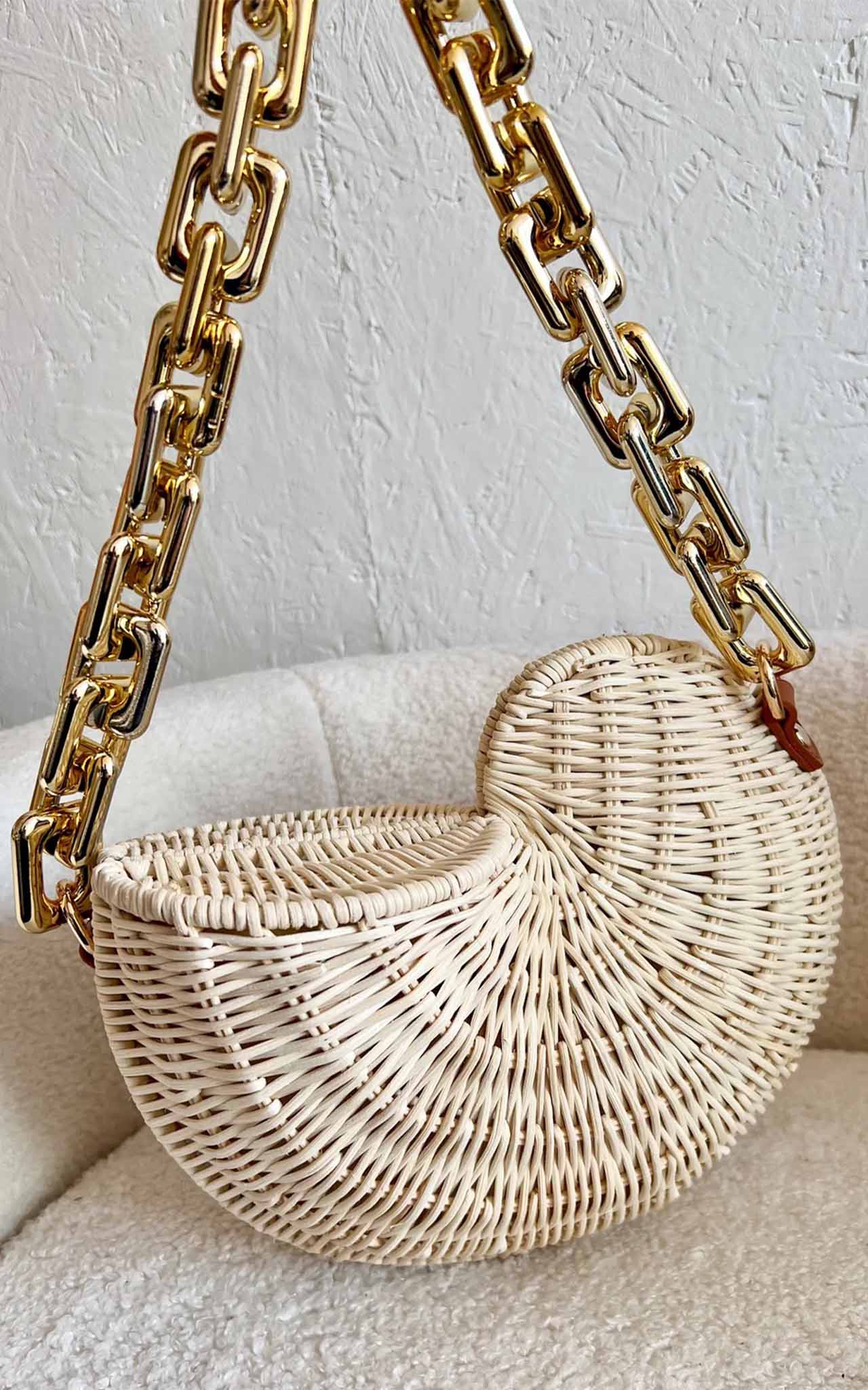 Rattan Conch Shell Bag With Magnetic Closure Gold Chain Strap